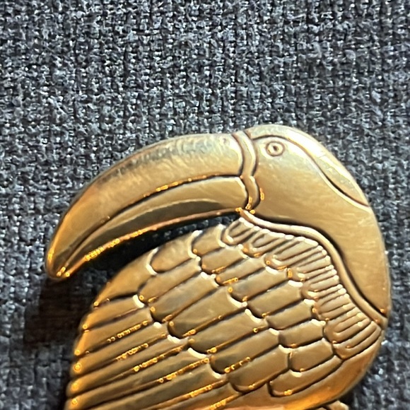 Signed LAUREL BURCH Goldtone Polished TUCAN Shape Pin Brooch - Picture 3 of 8